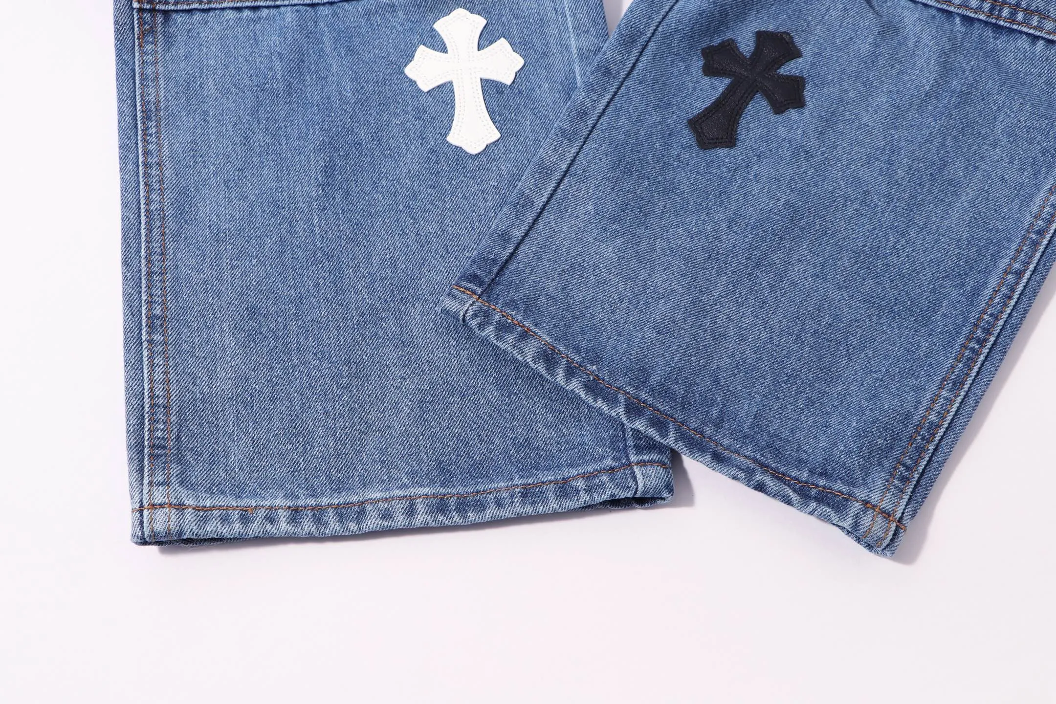 P260 Style number: H38 Croxin & 𝐂𝐡𝐫𝐨𝐦𝐞 𝐇𝐞𝐚𝐫𝐭 ss25 blue black blue and white grained leather denim workwear logging pants. Styles with different washed textures are very friendly to people with thin legs. The slightly flared version perfectly modifies the leg shape. The timeless and moderate length makes it easy to match and match. It is the basis for various styles and is a must-have in your wardrobe! The fabric is stiff but also makes the upper body soft without losing texture. The washing process is even more perfect. It is a must-have item for everyone! ! ! Washed wheat, hang tag, pants label, three labels complete Color: blue Size: 30-32-34-36